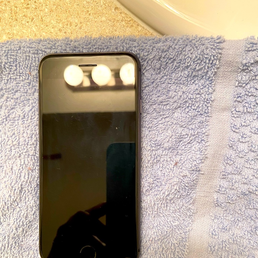 This apple 8 iPhone is in great shape!